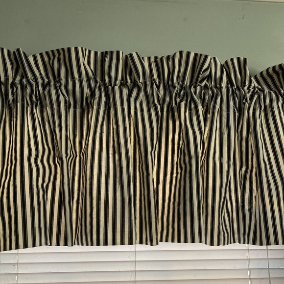 Black & white striped valance (set of 2) - Picture 2 of 9